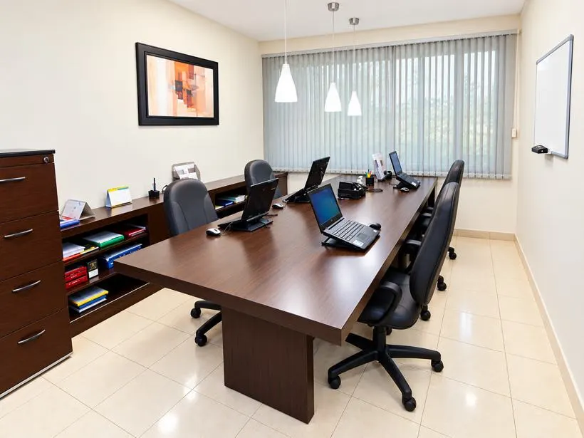 Sala comercial com mesa de reunião